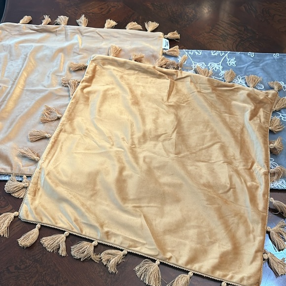 New 2 Decorative Pillow Covers Velvety Soft w/Tassels 18x18 Zip Closure Western - Picture 3 of 3